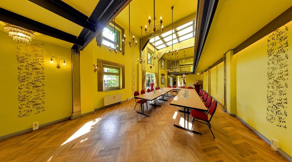 Werkhaus in den Heckmann-Höfen: Innenansicht des Erdgeschosses mit Konferenztisch